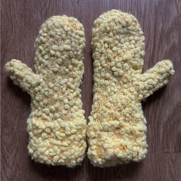Yellow knit Mittens - Picture 1 of 3